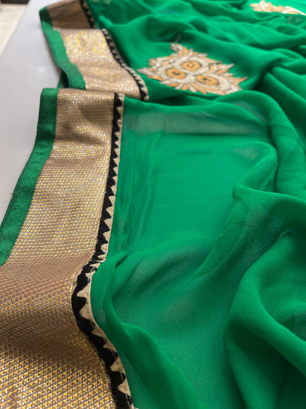 paan green zari saree